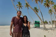 Michi und Thorben an der Küste des Oman in Salalah. Drei Wochen haben sie im Winterlager unter Palmen am Arabischen Meer verbracht.
