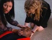 Jordan (Jill Hennessy, l.) und Devan (Jennifer Finnigan) können dem Jungen (Darstellername nicht zu ermitteln) nicht mehr helfen. Er stirbt noch am Unfallort.