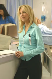 Die Pharmazeutin Julie Keaton (Heather Locklear) sorgt für Wirbel in der Klinik ...