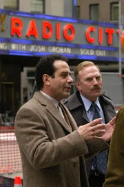 Monk (Tony Shalhoub), Stottlemeyer (Ted Levine) und die anderen Kollegen sind nach New York geflogen, um mehr über die Ermordung von Monks Frau zu erfahren. Doch bevor es soweit ist, muss er zunächst den Mord an dem lettischen Botschafter aufklären.
