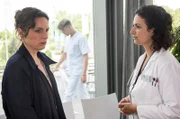 Dr. Leyla Sherbaz (Sanam Afrashteh, r.) befragt Viola Wetzel (Sanne Schnapp, l. mit Komparse, hinten) nach vorliegenden Krankheiten, die ihre Tochter vor der OP verschwiegen haben könnte.