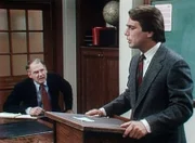 Tony (Tony Danza) hält unter Professor Darnells (Nicholas Pryor, l.) Aufsicht einen Vortrag im College.