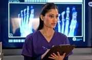 Karla Jahn (Sogol Faghani) erklärt ihrem Patienten sein Röntgenbild.