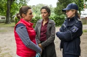 Jasmin Sayed (Sesede Terziyan, mi.) und Paula Sprenger (Sarina Radomski, re.) befragen Heidi Decker (Sanne Schnapp, l.) im Waldhafen.