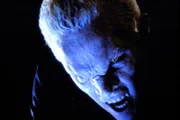 Spike (James Marsters) will die Vampirjägerin umbringen, die hilflos vor ihm liegt.
