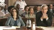 Die beiden Staatsanwälte Alexandra Borgia (Annie Parisse) und Jack McCoy (Sam Waterston) folgen im Gerichtssaal den Ausführungen des Verteidigers.