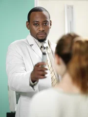 (2. Staffel) - Dr. Eric Foreman (Omar Epps, l.) ist Neurologe und hat die beste Ausbildung im Team.