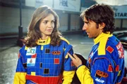 Sandra (Rebecca Immanuel, l.) und Martin Rabe (Dieter Landuris, r.) treffen sich auf der Kart-Rennbahn - zu einem ganz besonderen Wettkampf ...