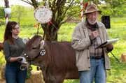 Jacob (Volker Conradt, rechts) ist Juror beim hiesigen Kuhwettbewerb. Welches Rind wird ihn überzeugen?