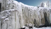 Der Wasserfall Jägala in Estland ist zu jeder Jahreszeit einzigartig. Im Winter erstarrt er zu einem Eisvorhang.