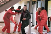 Im Gefängnis kommt es zu einem Aufstand: Die einzige Chance, das Chaos zu überleben, besteht für Dr. Sheldon Hawkes (Hill Harper) darin, sich vom Mörder seiner Schwester helfen zu lassen.