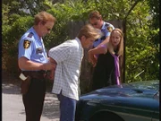 Sheriff Macon und sein Deputy verhaften Jesse (Charlie Schlatter, 2.v.l.) und Susan (Kim Little, r.) wegen Mordverdachts.
