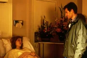 Mulder (David Duchovny, r.) besucht seine Kollegin Scully (Gillian Anderson, l.), die aus dem Koma wieder erwacht ist.