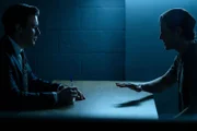 Während seines Verhörs wegen des Mordes an seiner Freundin Jenna wird Spencer Hood (gespielt von Eric Reid) nervös, dass er ein potenzieller Verdächtiger ist.