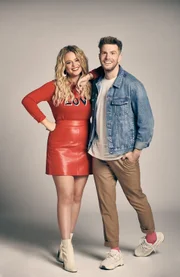 Die Moderatoren Joel Dommett und Emily Atack