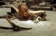 Soeben hat Buffy (Sarah Michelle Gellar) im Alleingang ein schreckliches Monster besiegt und getötet.