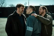 Martin Brühl (Roeland Wiesnekker, l.) und Eli Wiesner (Marc Ben Puch, r.) statten dem Hooligan (Dennis Scheuermann, M.) einen Besuch im Gefängnis ab.