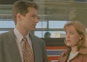 Mulder (David Duchovny, l.) und Scully (Gillian Anderson, r.) stellen fest, dass ein illegales Insektizid für die Mordserie in der Kleinstadt Franklyn verantwortlich ist.