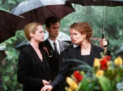Isabelle (Natalia Wörner, li.) begegnet ihrer Jugendfreundin Vivien (Anja Kling) auf der Beerdigung von Gretel Burmönken.