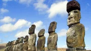 SWR SCHÄTZE DER WELT - ERBE DER MENSCHHEIT "Die Osterinsel, Chile - Geheimnisvolle Giganten": Die 13 Moai von Tongariki.