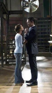 Obwohl Fiona (Gabrielle Anwar) nicht mehr Michaels (Jeffrey Donovan) Freundin ist, reagiert sie eifersüchtig. Eine junge Frau hat ein Auge auf den ehemaligen Agenten geworfen.