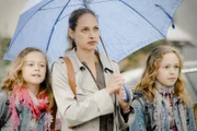 Sophie (MILENA WILL, l.) und Paula (MARIA WILL, r.) kommen mit ihrer Mutter Anna (SOPHIE VON KESSEL, m.) am Jagdhaus an.