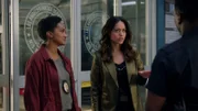 Detective Nyla Harper (Mekia Cox, l.) und Detective Angela Lopez (Alyssa Diaz, M.) stellen Officer Aaron Thorsen (Tru Valentino, r.) vor eine Herausforderung.