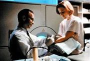 Scully (Gillian Anderson, r.) erfährt, dass ihre Krebserkrankung durch ein außerirdisches Virus verursacht wurde, das ihr vor einigen Jahren injiziert worden sein muss.
