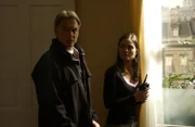 Gibbs (Mark Harmon, l.) spricht mit Erin (Danica McKellar, r.), die behauptet einen Mord beobachtet zu haben ...