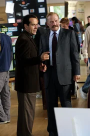 Captain Leland Stottlemeyer (Ted Levine, r.) bittet Mr. Monk (Tony Shalhoub, l.) um seine Mitarbeit in einem besonders seltsamen Fall ...