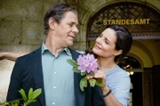 Susanne Mertens (Elisabeth Lanz, r.) und ihr langjähriger Lebensgefährte Christoph Lentz (Sven Martinek, l.) haben endlich geheiratet.