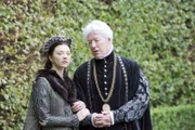 Sorgen sich, wie ihre Zukunft am Hofe des Königs weitergehen soll: Anne (Natalie Dormer, l.) und ihr Vater Sir Thomas Boleyn (Nick Dunning, r.) ...