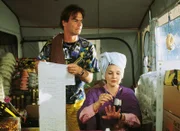 Dieter (Heinrich Schafmeister) betreibt in seinem Wohnwagen einen "Schnäppchenmarkt". Roswitha (Katharina Schubert), seine Verlobte, legt selbst in der eher bodenständigen Welt des Campingplatzes immer Wert auf ihr Äußeres.