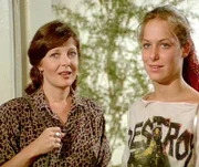 Dr. Emily Hanover (Anita Gillette, l.) bringt Abigail Garvin (Melora Hardin) zu ihrer besorgeten Mutter.