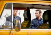 Agent Aubrey (John Boyd, l.) und Hodgins (TJ Thyne) inspizieren das "Spice-Mobil" des Opfers.