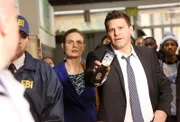 Brennan (Emily Deschanel) und Booth (David Boreanaz) suchen die Schule der ermordeten Lehrerin auf, um den Spind zu finden, in dem Mia Ferrara gesteckt haben muss.