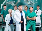 hinten, v.li.: Dr. Philipp Brentano (Thomas Koch), Hans-Peter Brenner (Michael Trischan), Dr. Lea Peters (Anja Nejarri), Dr. Rolf Kaminski (Udo Schenk) vorn, v. li.: Dr. Kathrin Globisch (Andrea Kathrin Loewig), Dr. Roland Heilmann (Thomas Rühmann), Dr. Martin Stein (Bernhard Bettermann)