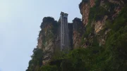 Er ist der höchste Outdoor-Aufzug der Welt und verursacht schon beim bloßen Anblick ein mulmiges Gefühl in der Magengegend: Der 330 Meter hohe Bailong-Aufzug in China.