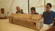 Mumifizierte Leichname in bemalten Holzsärgen - nach der Eroberung Ägyptens durch die Griechen, vermischen sich die Bestattungsrituale der Völker.