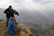 Peter Kasperak (Kamera) und Hermann Winklhofer bei Dreharbeiten auf den Simien Mountains, Äthiopien.