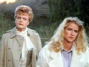 Jessica (Angela Lansbury) versucht gemeinsam mit der Schwester des Toten, Linda Bonner (Ciny Fischer), den Mord aufzuklären.