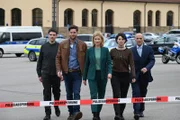 In den neuen Folgen der SOKO Stuttgart löst das Team um Martina Seiffert (Astrid M. Fünderich, M.) wieder spannende Fälle. Dabei erhalten Rico Sander (Benjamin Strecker, l.), Jo Stoll (Peter Ketnath, 2.v.l.) und Michael Kaiser (Karl Kranzkowski, r.) Unterstützung von einer neuen Kollegin: Nele Becker (Nina Siewert, 2.v.r.).