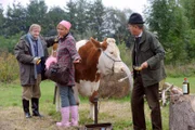 Trixi soll die Kuh verschönern. Von links: Xaver (Michael Schreiner), Trixi Preissinger (Doreen Dietel) und Schattenhofer (Werner Rom).