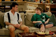 L-R: Charlie Harper (Charlie Sheen) und Jake Harper (Angus T. Jones)