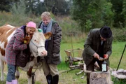 Trixi macht sich voller Elan an die Verschönerung der Kuh. Von links: Trixi Preissinger (Doreen Dietel), Xaver (Michael Schreiner) und Bürgermeister Schattenhofer (Werner Rom).