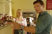 Paula (Eva Herzig) und Lukas (Hardy Krüger, jr.) beginnen zu ahnen, dass jemand versucht, die Konditorei zu sabotieren.