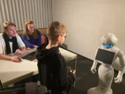 Komm, spiel mit mir! Therapie-Roboter Robbie unterstützt bei der Therapie von autistischen Kindern.