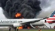 Noch während American-Airlines-Flug 383 zum Abheben über die Startbahn rollt, explodiert plötzlich das rechte Triebwerk und lässt das Flugzeug in Flammen aufgehen.
