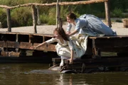 Die Schwestern (Hannah Herzsprung und Henriette Confurius, r) versuchen Schiller aus dem Wasser zu ziehen, der ein ertrinkendes Mädchen aus der Saale rettet.