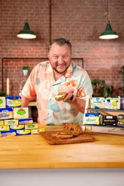 Sebastian Lege zeigt, mit welchen Tricks die Industrie vegane Butter-Alternativen herstellt.